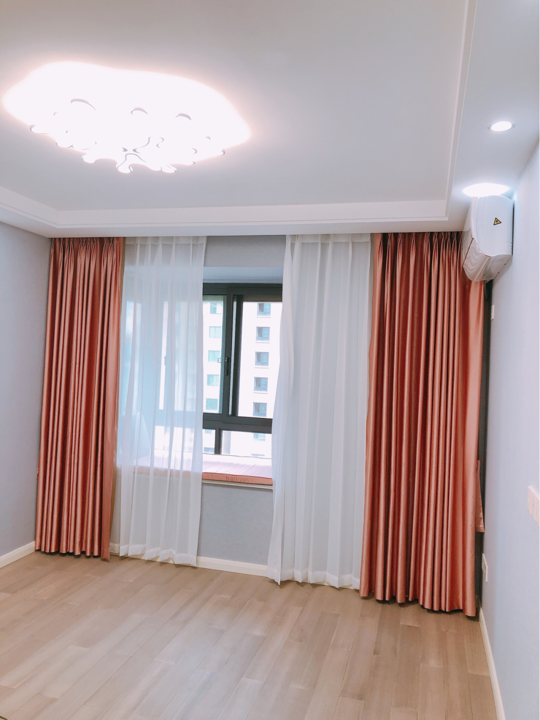 打扫干净准备通风去甲醛，窗帘还是纯色好看，厨房蓝色柜最为漂亮