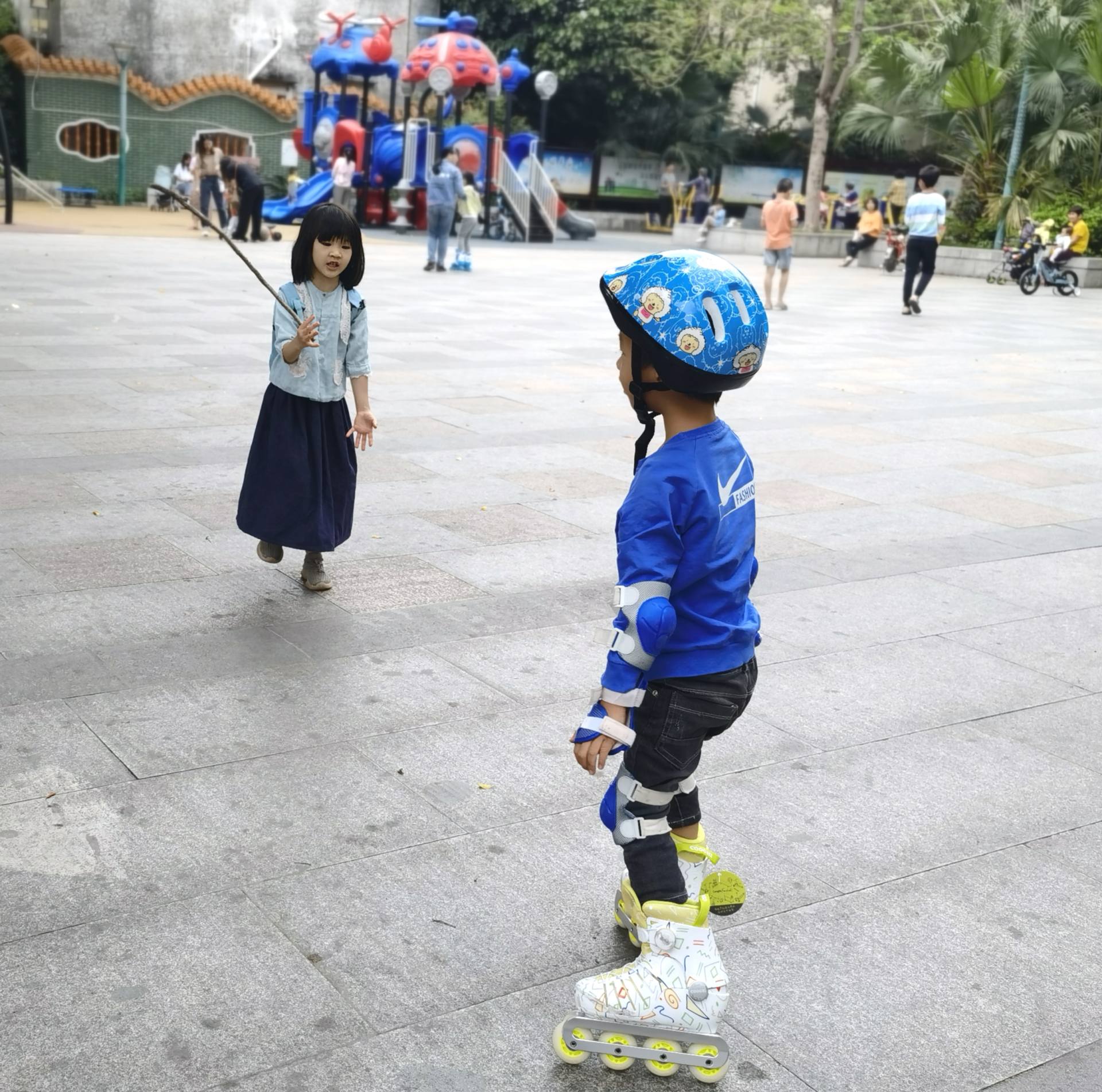 儿童轮滑鞋教学滑行,儿童滑轮滑鞋去哪儿滑