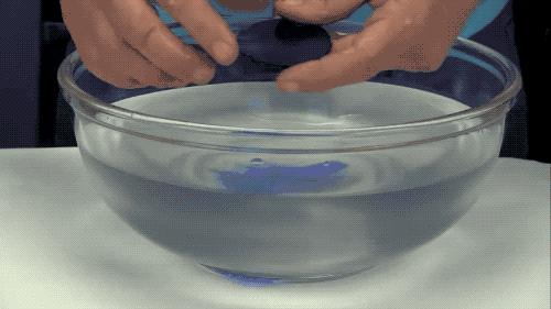 百万网友围观用剪刀剪玻璃，其实这是流传了数百年的化学技术