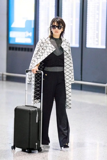 奔4的女人还穿减龄的衣服,女生卫衣穿搭图片刘涛