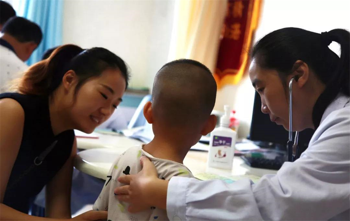 儿子越长越像大猩猩,长得像大猩猩的脸型