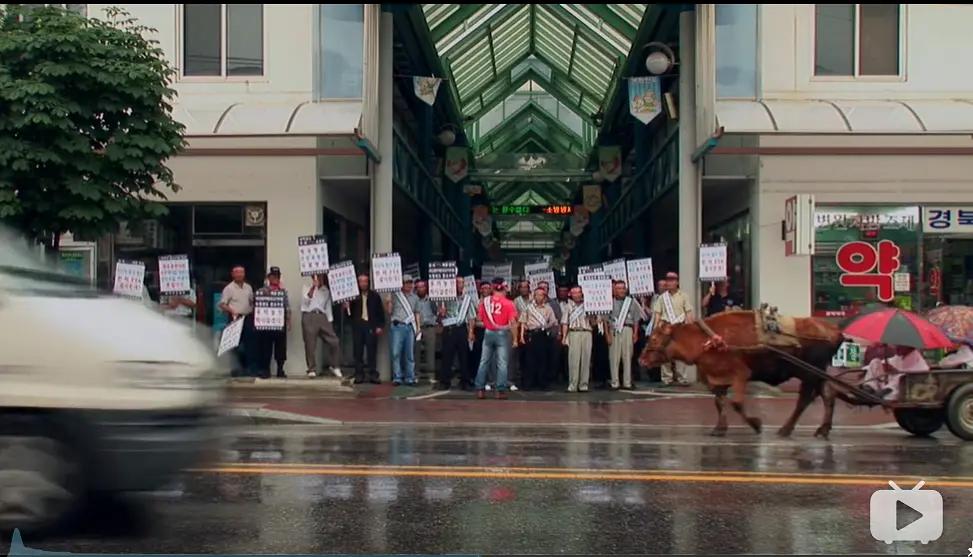 老黄牛被卖狗狗含泪送别,老黄牛被卖狗狗哭了