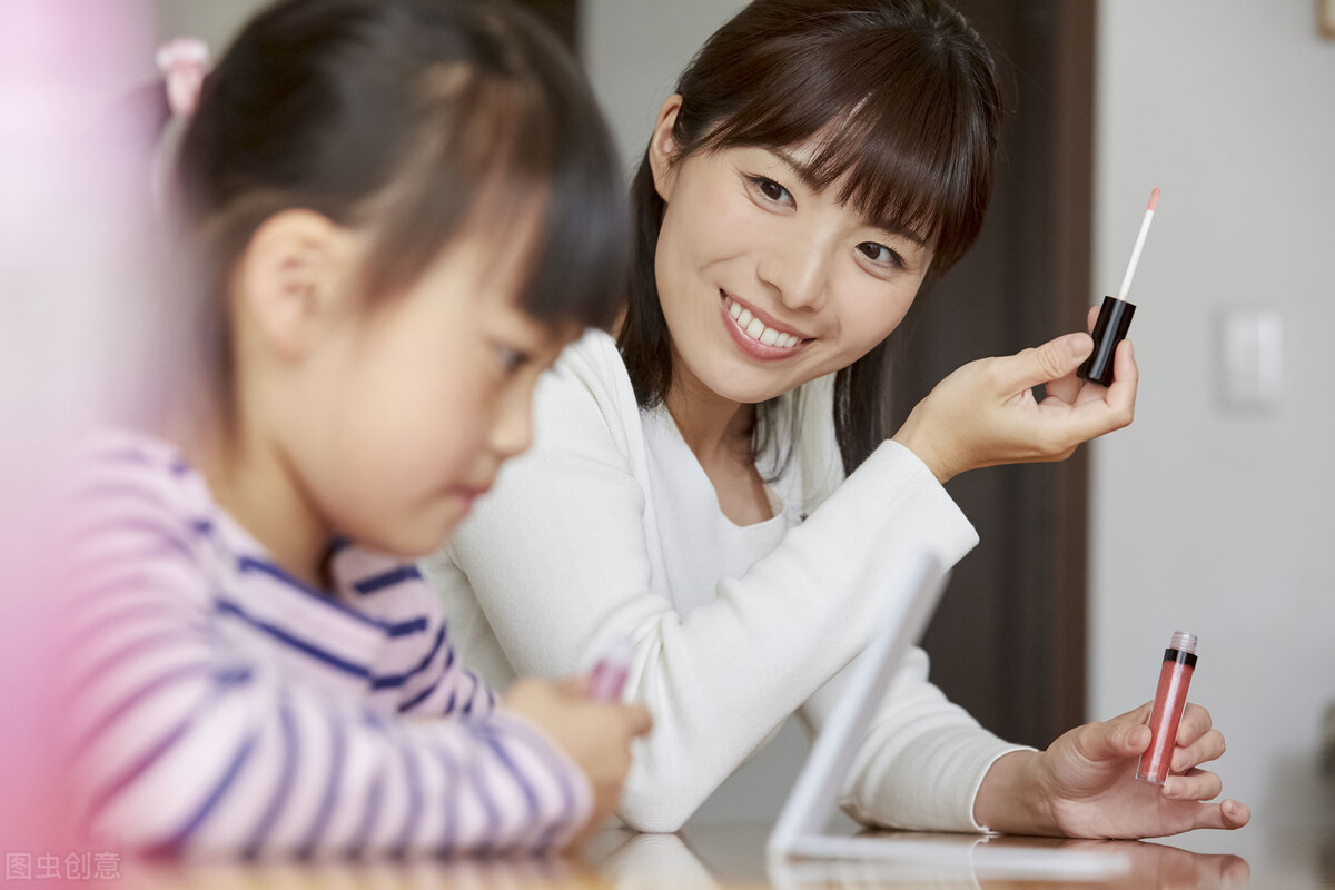 孩子用护肤品化妆家长应该怎么做,儿童用妈妈化妆品影响孩子发育