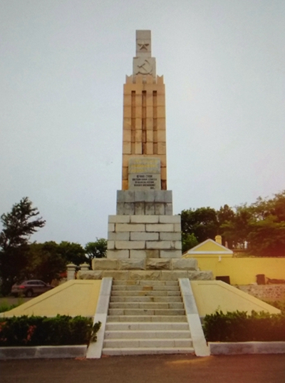 大连人民广场苏联塑像,大连人民广场上两个纪念塔