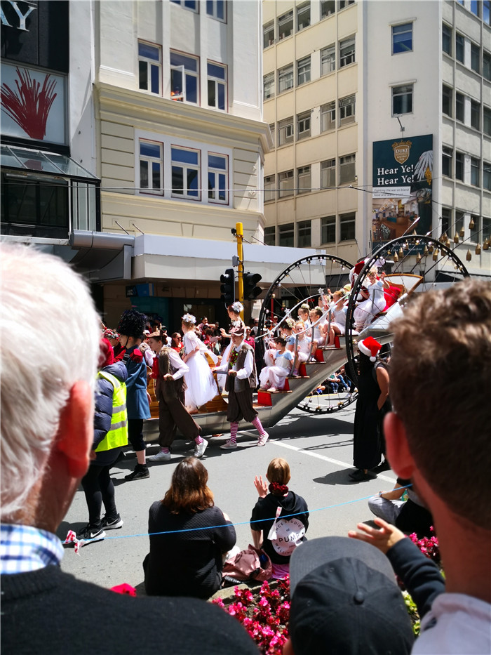 新西兰总理府前吃素食