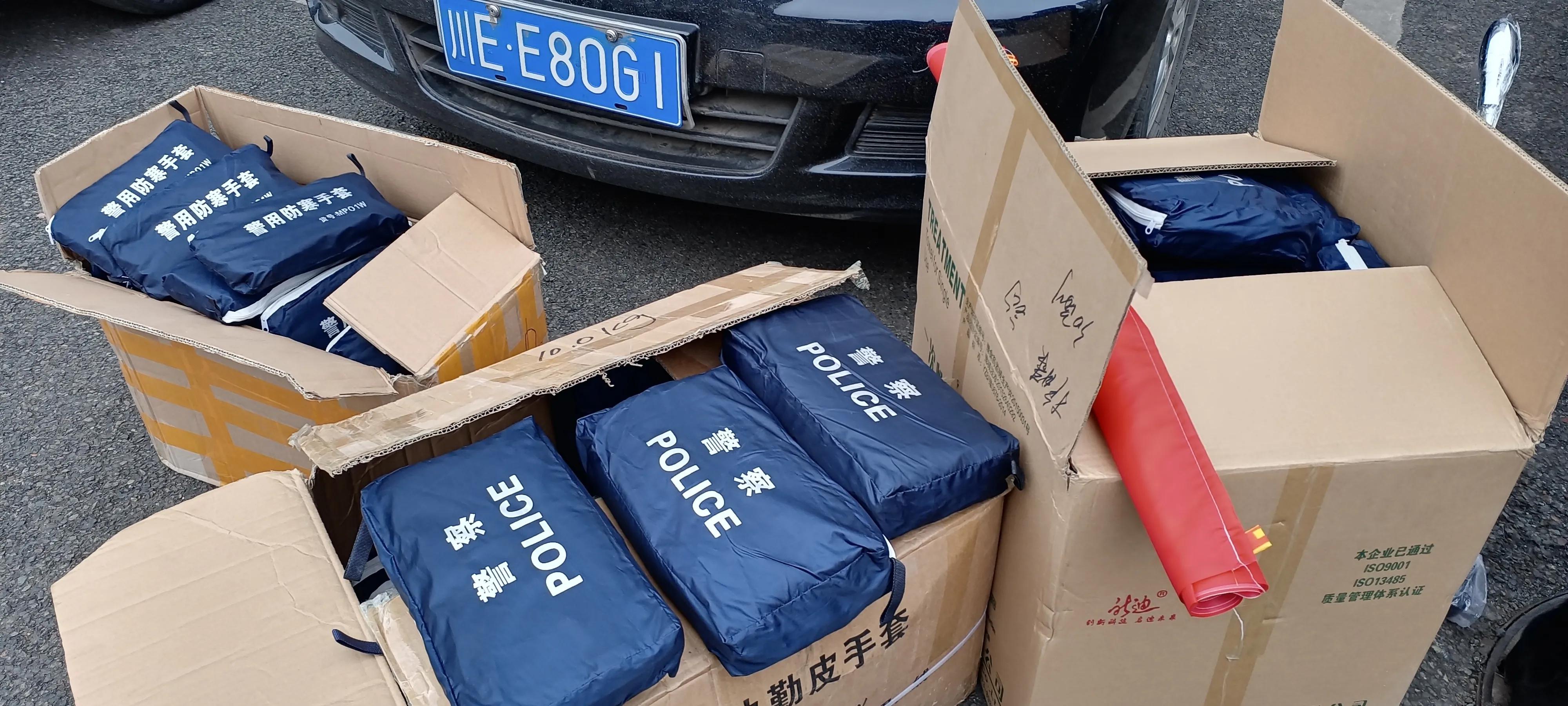 爱心企业送清凉慰问交警暖人心,爱心企业送温暖慰问一线交警