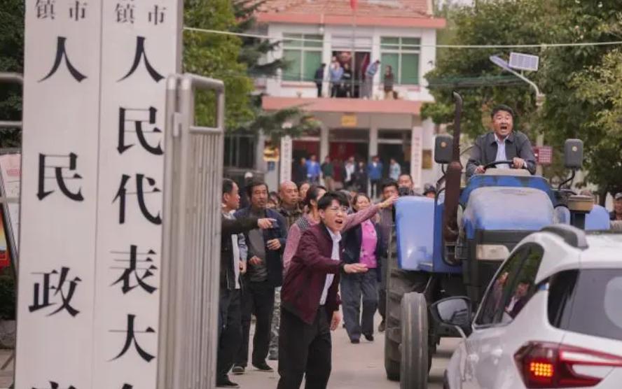 王丽坤经山历海杀青,历经山海王丽坤