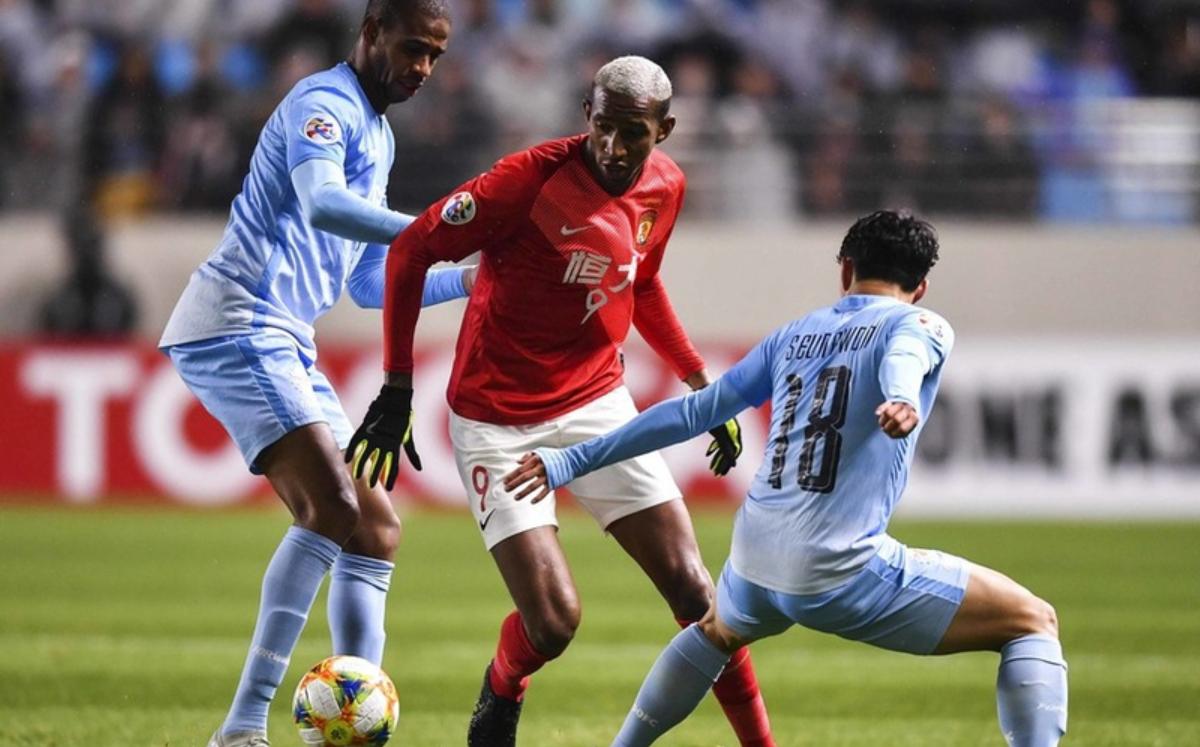 韩国大将太脏！恒大1.9亿外援险被他废掉脚踝90度变形