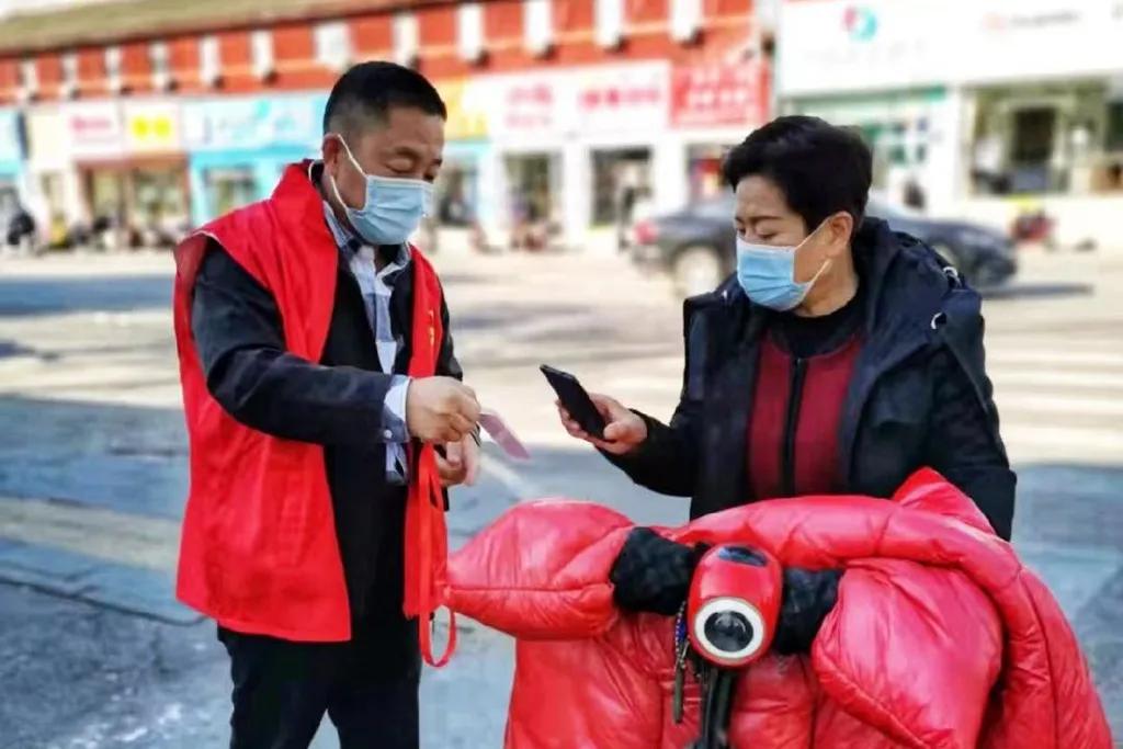 疫情防控暖心执勤,坚守疫情防控点节日慰问暖人心