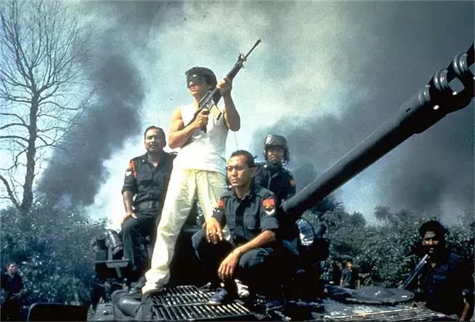 李连杰的醉拳与成龙醉拳谁是正宗,螳螂拳李连杰vs成龙醉拳大电影