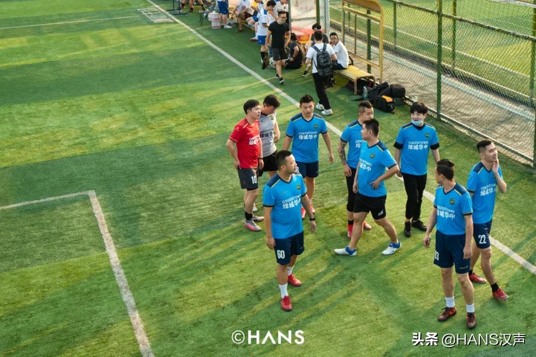 你在武汉球场边吼一嗓，就会认识一位带头大哥