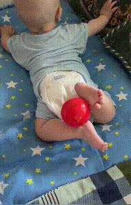 五个月的宝宝新技能坐着抬脚,4个月宝宝解锁新技能手抱脚