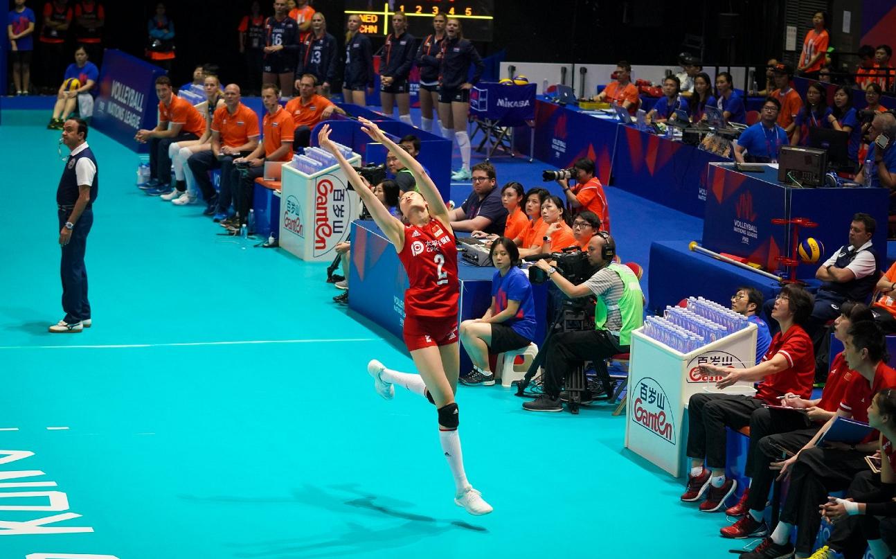 朱婷飞奔场外救球传承女排,朱婷救场