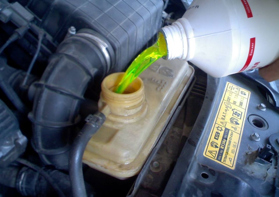 汽车防冻液缺少可以加水吗,防冻液缺了是直接添加还是更换