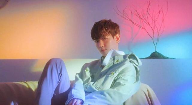 边伯贤为专辑两头跑，朴灿烈晒EXO练习照被指蹭热度，差别太大