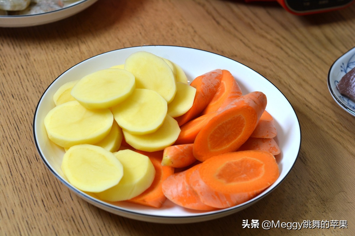 自制清水涮火锅,在家涮火锅必备什么菜和底料最好