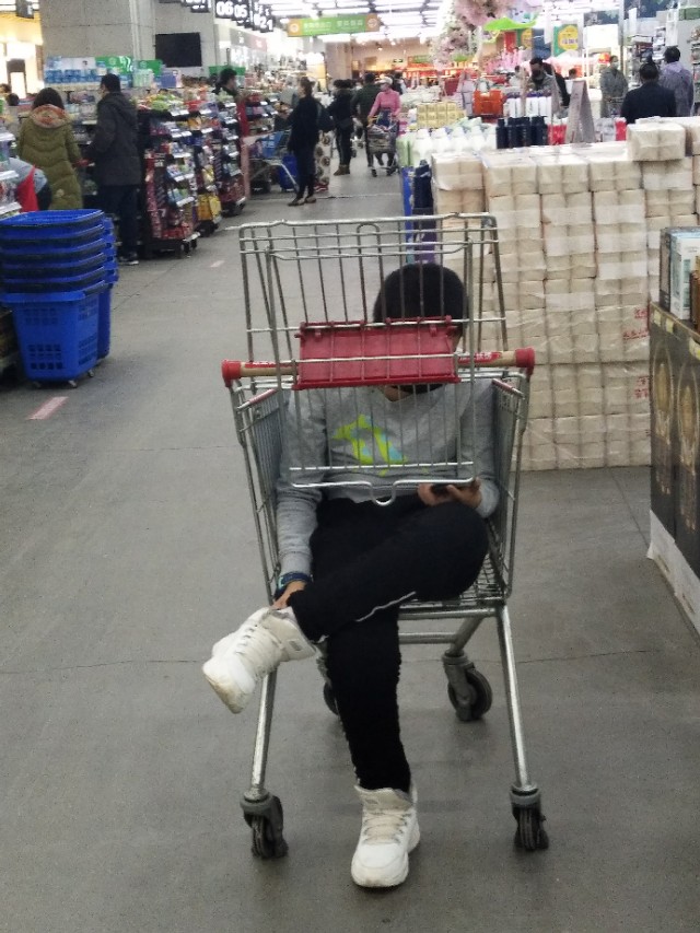 2月23号长春欧亚卖场的掠影，完全的智能检测系统，测体温不停步