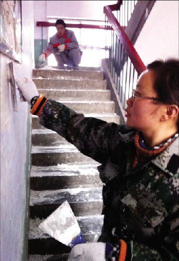 工作不分贵贱曾教授,北大硕士苏黎兰回家当油漆工