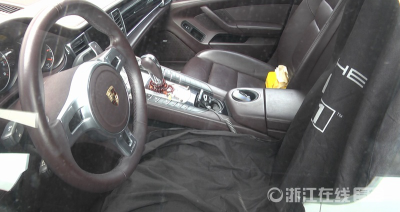 保时捷车开着突然塌了,保时捷车在4s店修出了问题