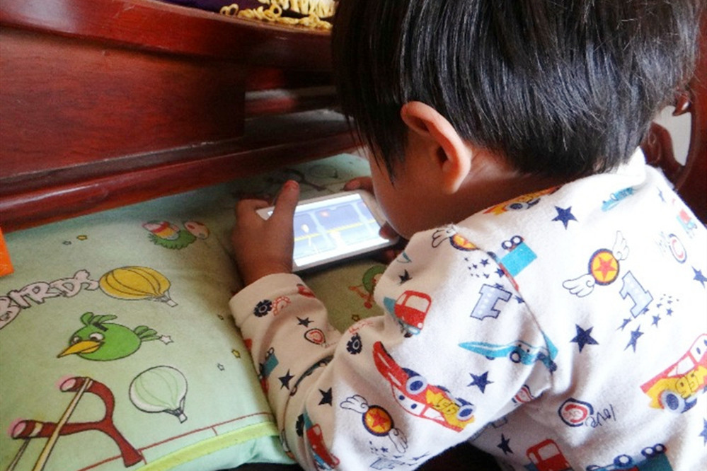 1岁半的宝宝爱上看电视，宝妈纠结：这么小的宝宝能不能看电视啊