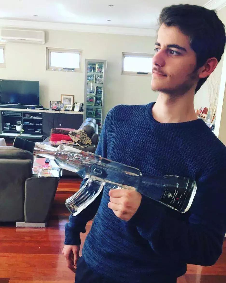 AK-47伏特加，千万别对口喝别人会认为你要自杀