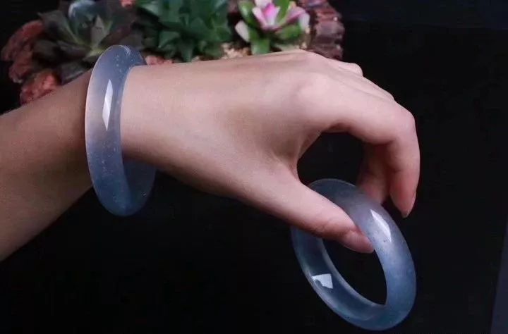 价值3000万的翡翠手镯,价值2000万的翡翠手镯