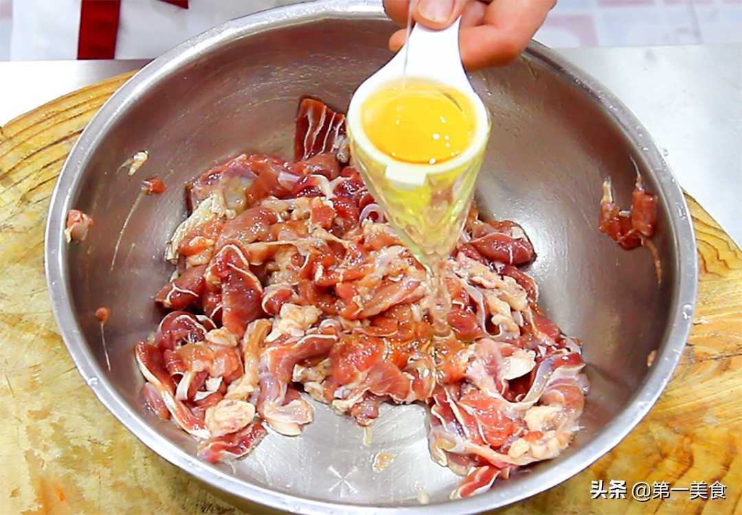 孜然羊肉要怎么做才不膻才好吃,孜然羊肉不滑油的做法