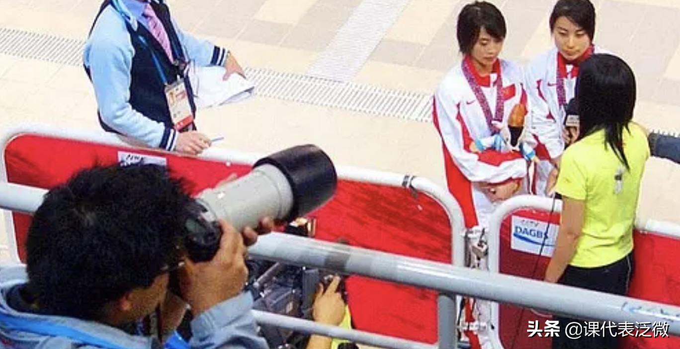 郭晶晶背着爱马仕的包,郭晶晶拎13万的爱马仕