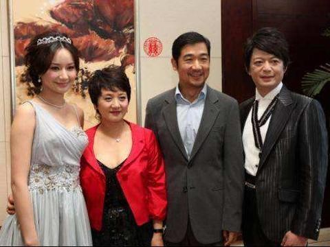 一代鞋王轰然倒塌谁扔下了达芙妮,一代鞋王达芙妮退出线下零售