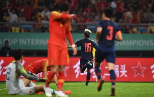 韦世豪上演一条龙撕破泰国后防线,韦世豪故意踢走皮球吃黄牌