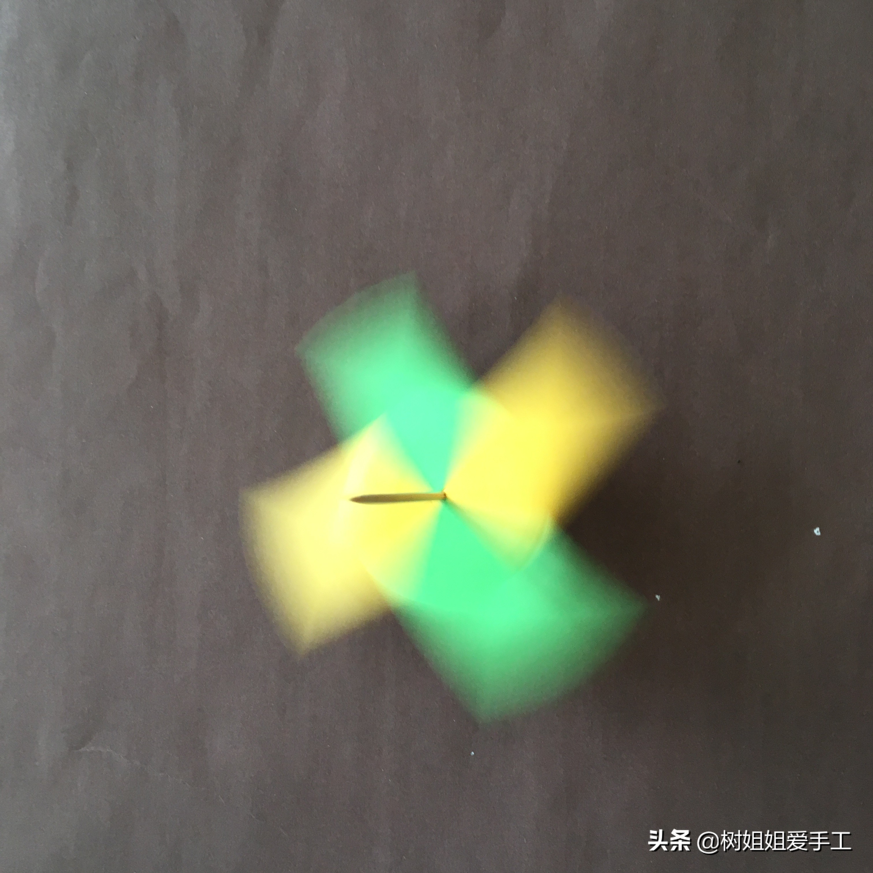 亲子折纸陀螺三张纸简单,用三张正方形的纸做一个飞镖陀螺