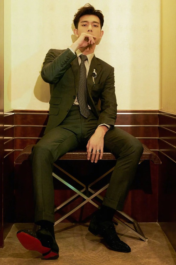 cl红底高跟鞋侧面镂空,cl红底高跟鞋上脚效果