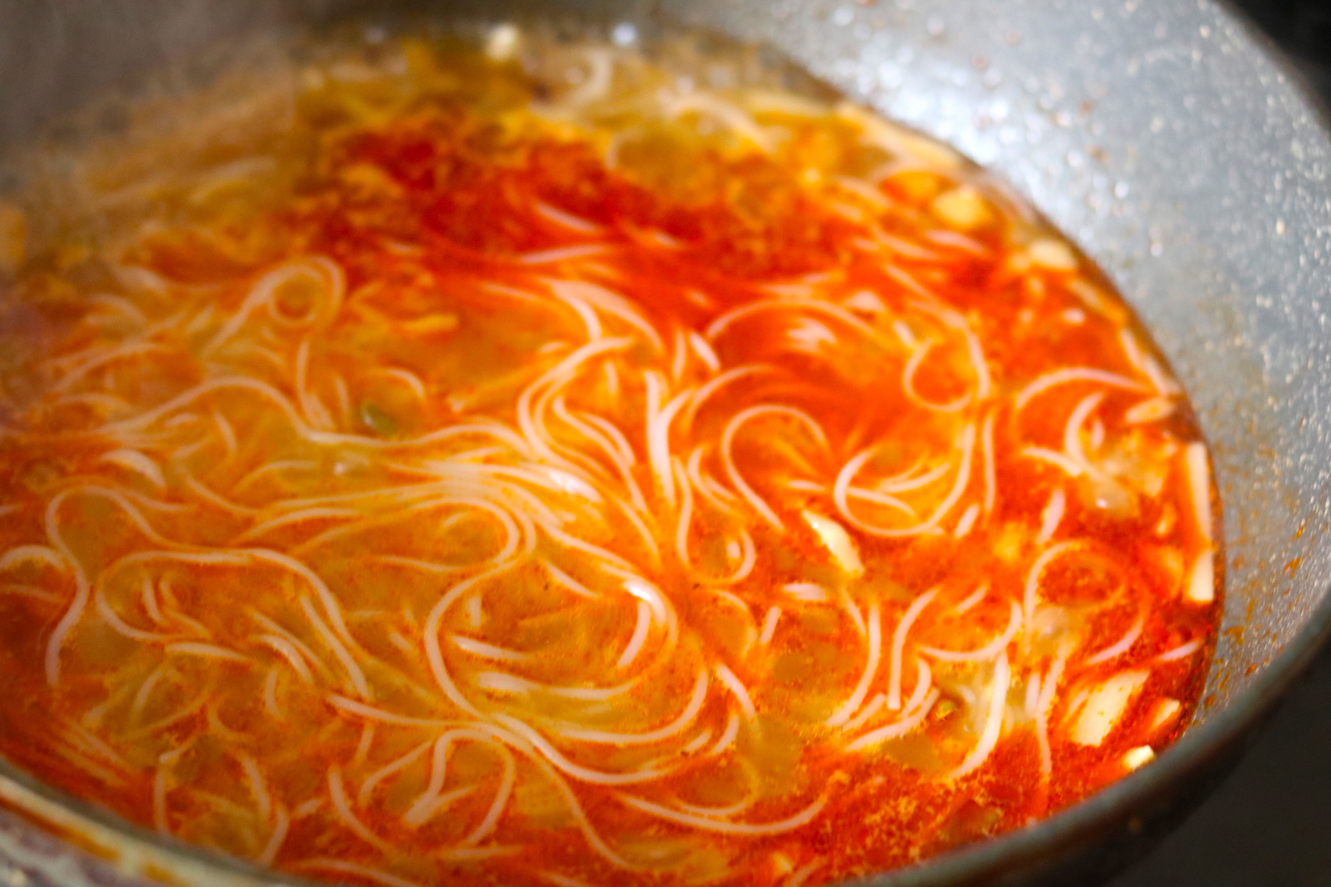 煮米粉用冷水还是热水下锅,煮米粉是冷水还是热水下锅