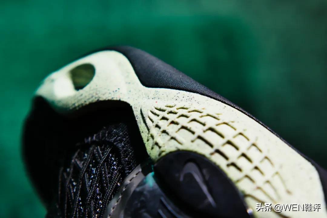 一双绿色的nike跑鞋,nike垃圾环保鞋2代尺码