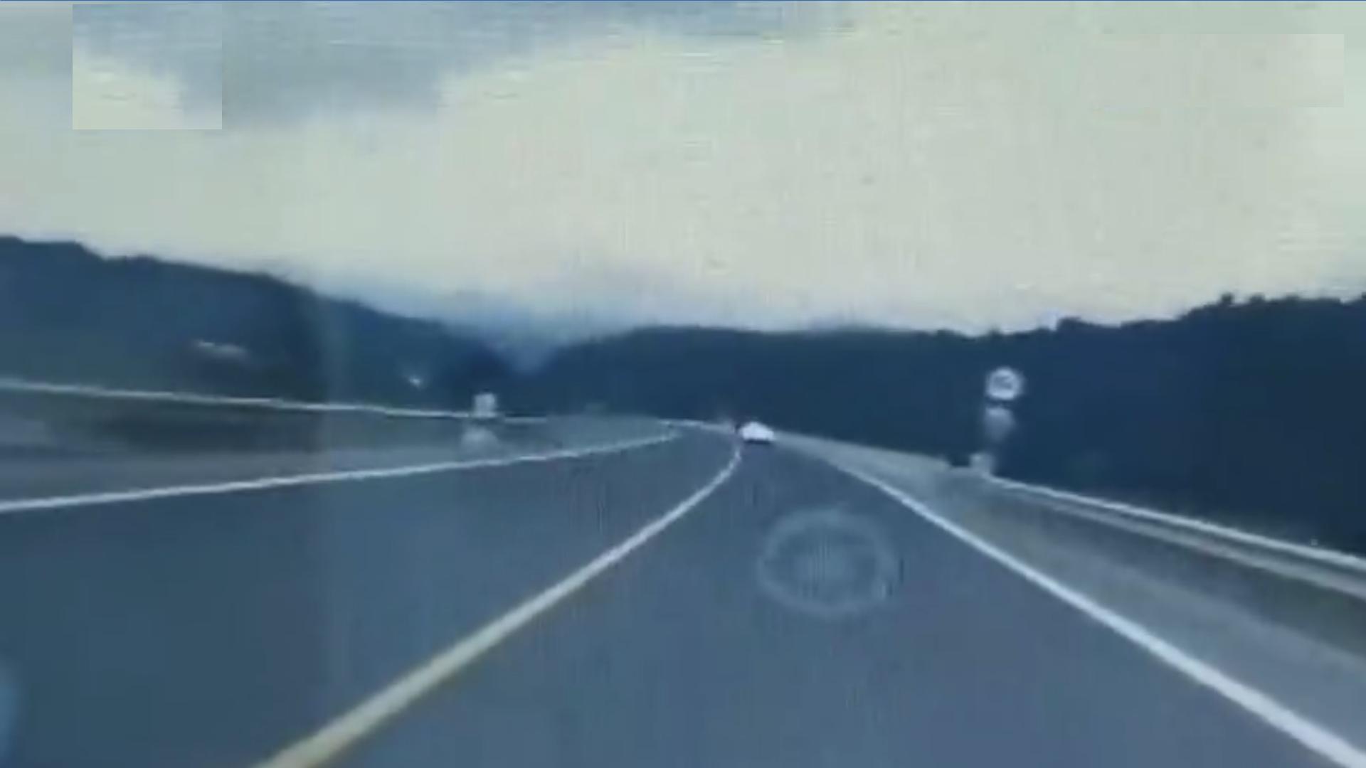 电动车被雷击中会怎样,汽车行驶中被闪电击中的几率