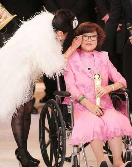 香港卫视中文台沈殿霞节目,tvb沈殿霞葬礼发言