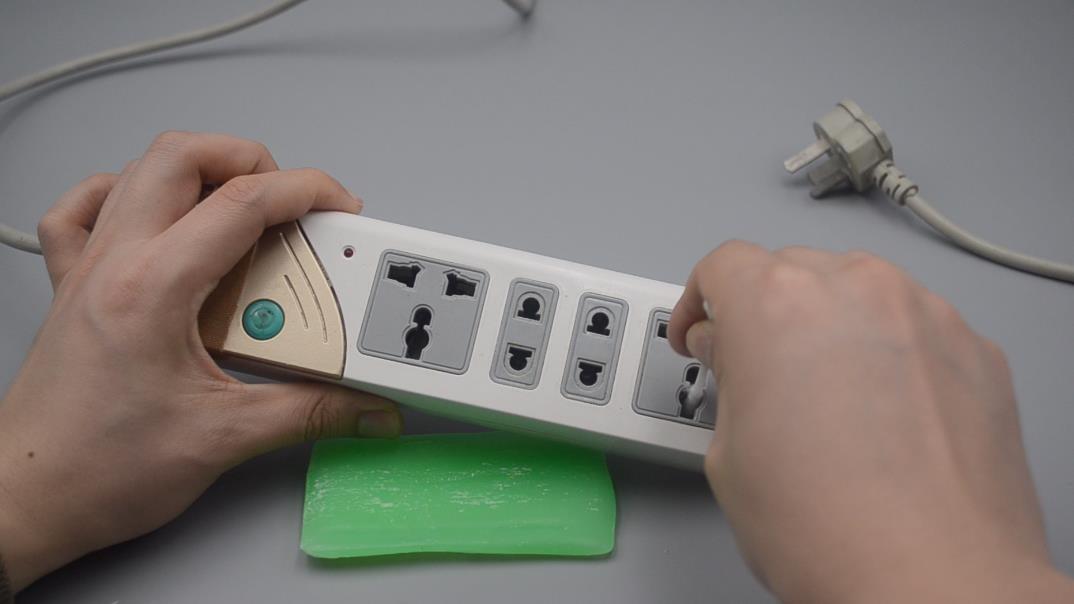 插座难插小妙招,插座太紧了插头很难插进去怎么办