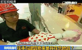 女子抱娃时意外摔倒原视频,婴儿扶梯坠亡事件