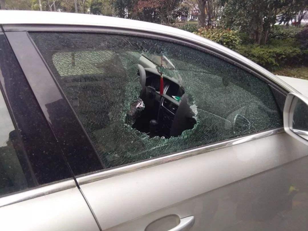 车钥匙被锁车里怎么打开玻璃,车钥匙被锁在车里怎么办大众