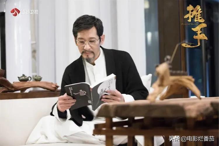 王劲松演蒋介石全身像,王劲松扮演蒋介石像吗