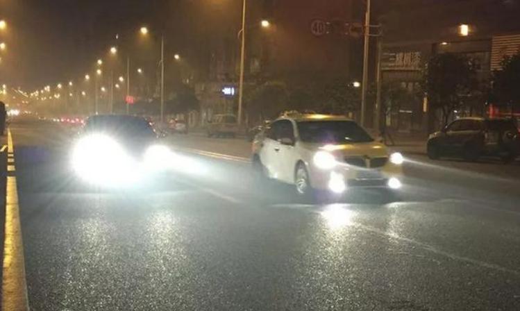 白天不开车灯会被扣分吗,白天没有灯晚上开灯费电吗