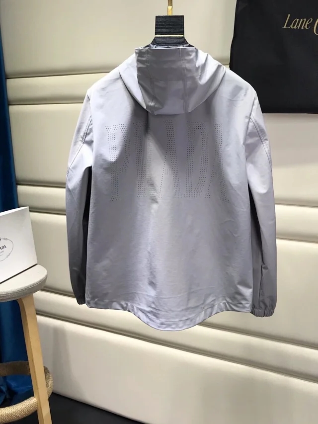 普拉达prada限定冲锋衣,普拉达的冲锋衣