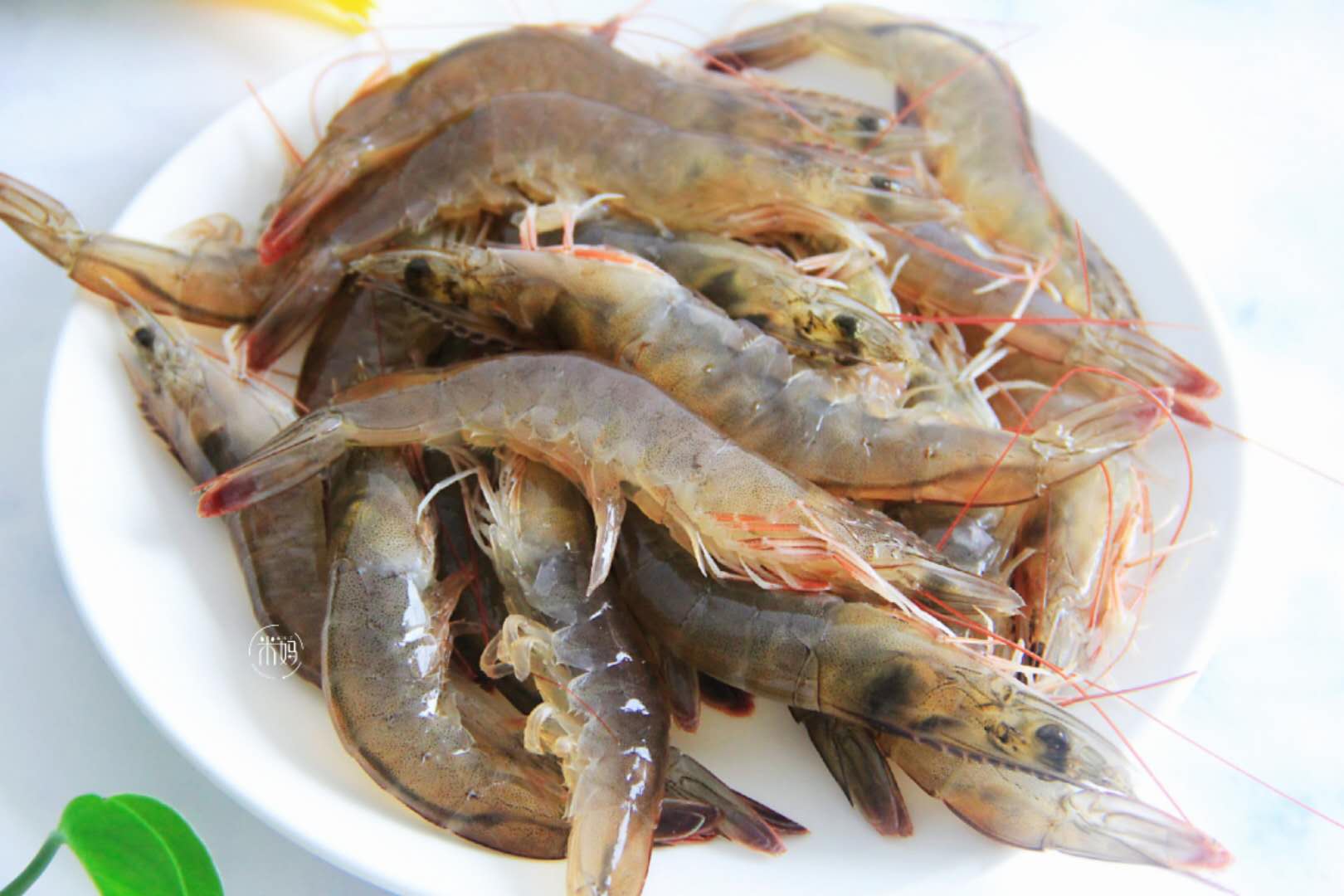 原来剥虾壳这么简单,学会这个诀窍,3秒去掉虾壳,轻松又完整