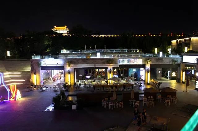 热情如火的西安球市呼啸而过，但榴园还有年轻人