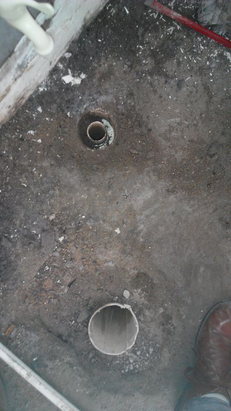 钢锯条锯马桶下水管多余部分,马桶下水管被师傅切平了