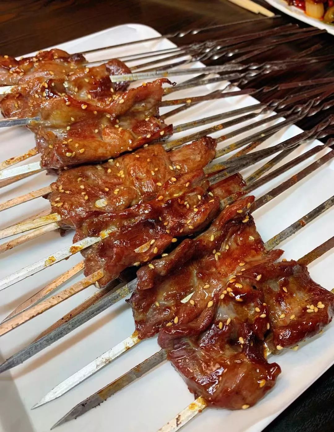 长春这家音乐串吧大块肉按斤称，崂山一元一瓶，青岛喝一箱送一箱