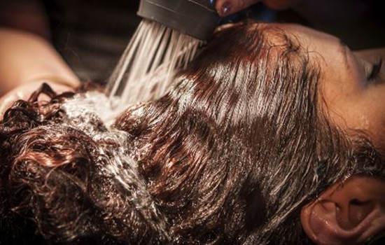 头发蓬起来该怎么梳最好看,头发太蓬松怎么弄背头