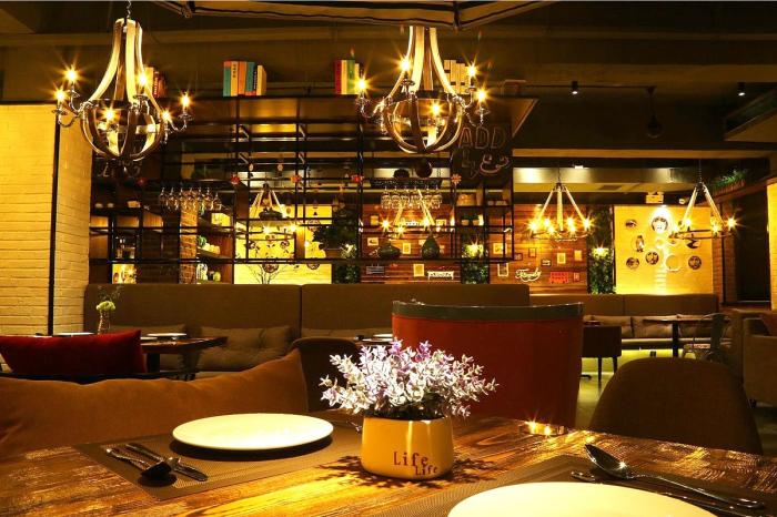 吃西餐的时候服务员给了一杯水,服务员端上柠檬水