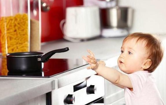 误将502胶滴眼睛,三岁儿子误把502胶滴进眼里