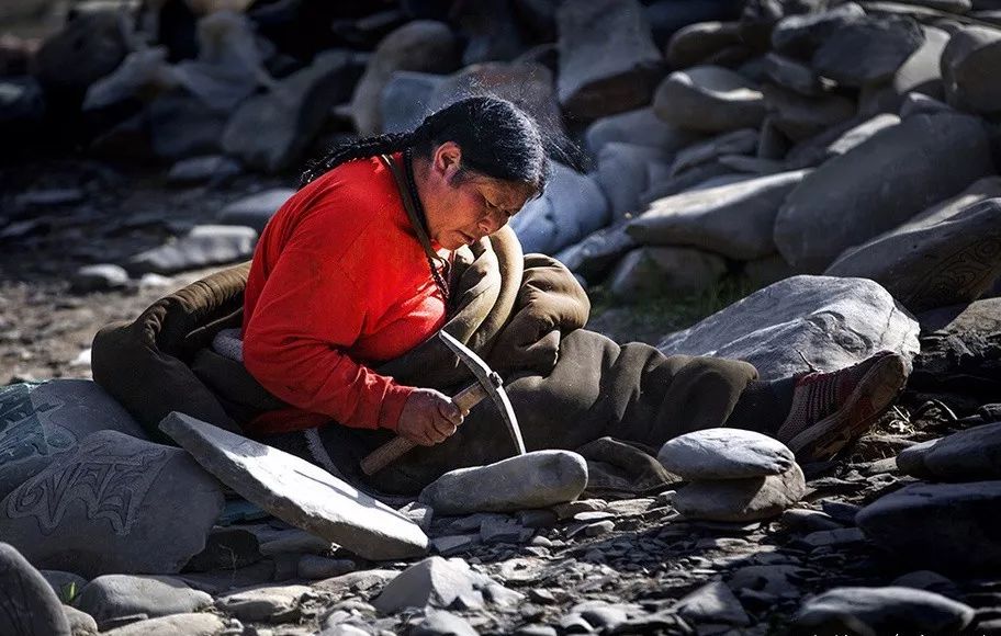 玛尼石凝固在石头上的信仰,玛尼石藏文